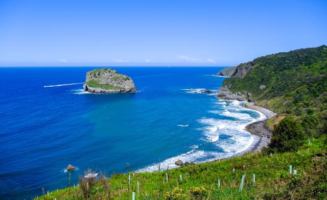 Full Day en Urdaibai con Gernika, Mundaka, Bermeo y San Juan de Gaztelugatxe con pintxo y Txakoli